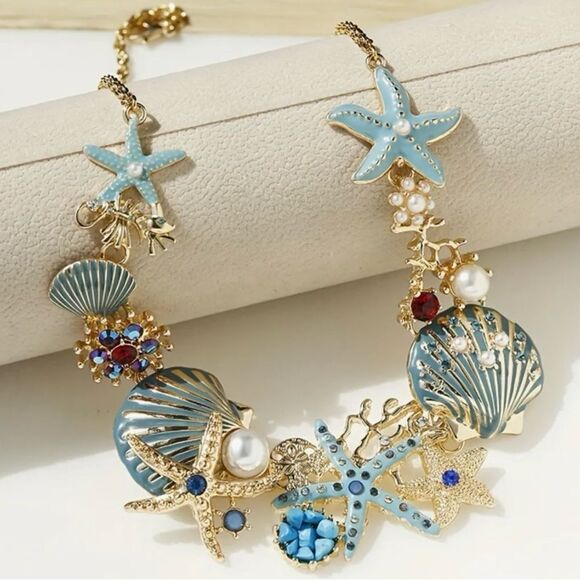 💙 Betsey Johnson Stunning Seashell statement necklace 💙 - Picture 5 of 5